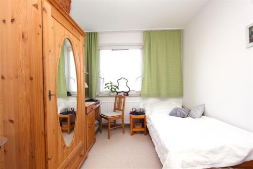汉诺威Private Room的一间卧室设有两张床、一张桌子和一个窗口。