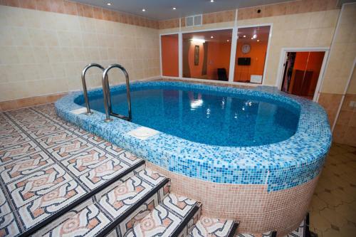 弗拉基米尔阿马克思左洛托科特索酒店 的一间铺有瓷砖地板的客房内的游泳池