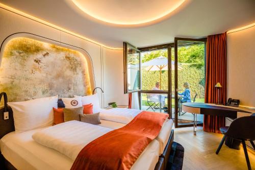 巴特温普芬Hotel Neues Tor的配有一张床、一张桌子和一张桌子的酒店客房