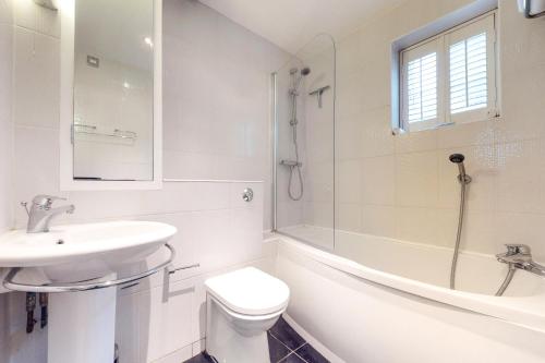 布伦特里Panfield House的白色的浴室设有水槽、卫生间和浴缸。