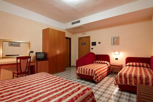 圣乔瓦尼·罗通多加贾诺酒店的酒店客房配有两张床和一张书桌