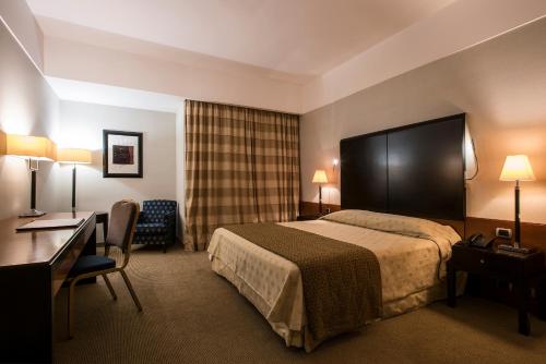 弗莱昂酒店及会议中心客房内的一张或多张床位