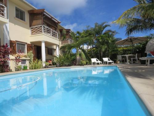 格兰高伯Villa Kreola的一座大蓝色游泳池,位于房子前