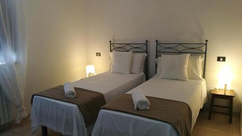 RoccamontepianoLAE' affittacamere的一间卧室配有两张带毛巾的床