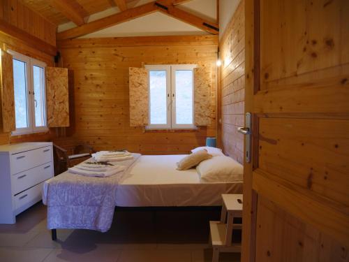 诺托Camping Fiori di Noto的小木屋内一间卧室,配有一张床