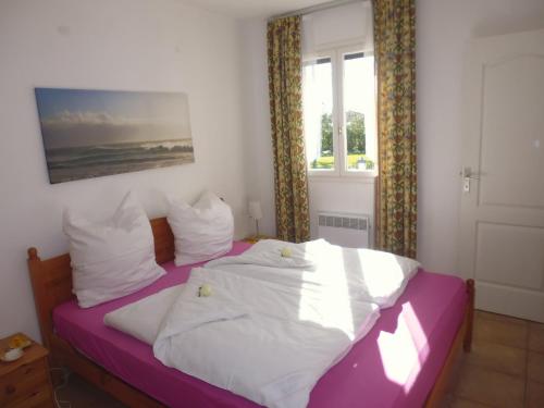 LʼArena住宿加早餐旅馆的一间卧室配有一张带白色床单的床和一扇窗户。