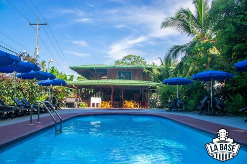 别霍港艾斯拉旅馆的一座带蓝伞的房子前的游泳池