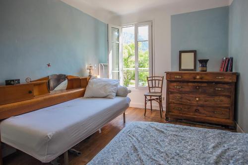 若西耶La Grisetta的一间卧室配有一张床、一个梳妆台和一扇窗户。