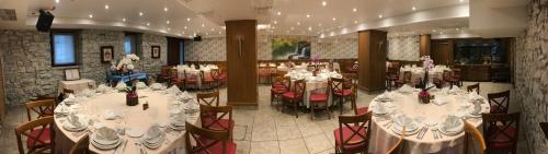 乌尔涅塔欧阿诺姆酒店的餐厅配有桌椅和白色的桌布
