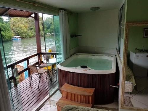 里约热内卢迈阿密旅馆的浴缸位于享有水景的客房内