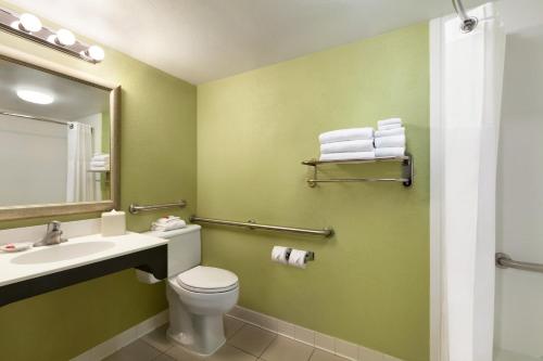 巴尔的摩内港戴斯酒店的一间浴室