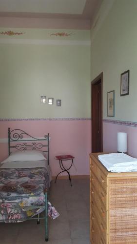 菲夏诺Locanda della Bottega的一间卧室配有两张床和一张桌子