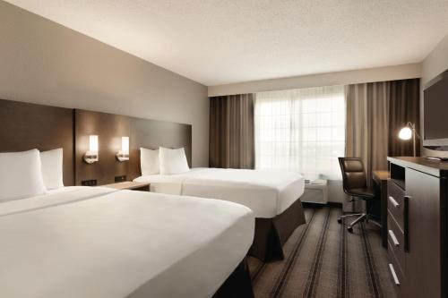 印第安纳波利斯印第安纳波利斯机场南江山旅馆的酒店客房配有两张床和一张书桌