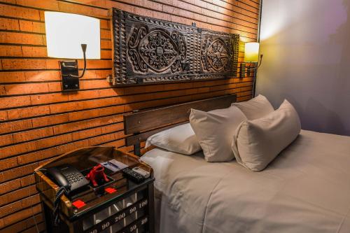 圣克鲁斯Alfonsina Hotel Boutique的一间卧室配有一张木墙床