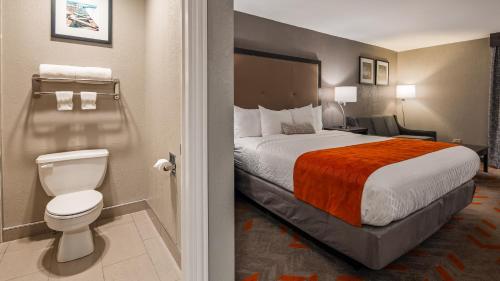 乔利埃特北乔利埃特贝斯特韦斯特优质酒店的酒店客房设有一张床和一个卫生间。