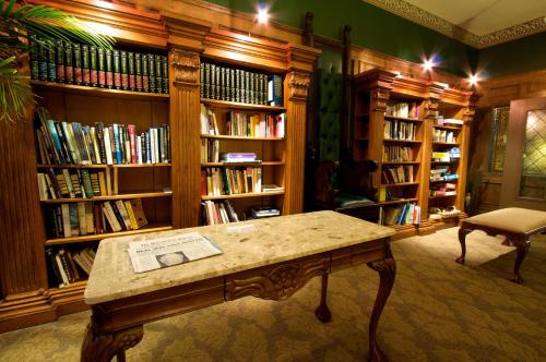 贝灵厄姆费尔黑文乡村旅馆的书架前有桌子的图书馆
