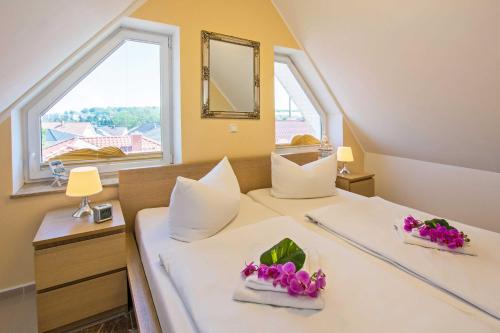 黑灵斯多夫Villa Europa的一间卧室配有两张鲜花床。