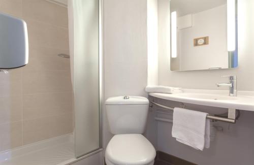 尚贝里B&B HOTEL CHAMBERY La Cassine的浴室配有卫生间、盥洗盆和淋浴。