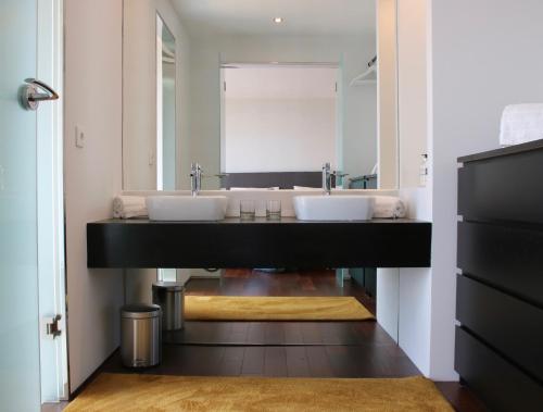 卡帕里卡海岸Quinta Tagus的一间带两个盥洗盆和大镜子的浴室