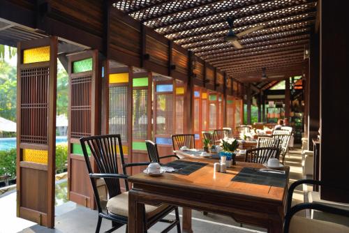 Khaolak Bhandari Resort & Spa - SHA Extra Plus餐厅或其他用餐的地方