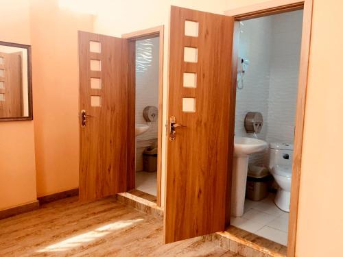 乌兰巴托达尼斯塔游牧之旅旅舍的一间带两扇门和卫生间的浴室