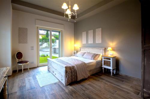 卡斯塔诺兰泽Nonna Giulina的一间卧室设有一张大床和一个窗户。