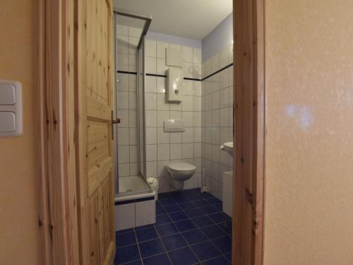 奥斯特巴德里克Captivating Apartment in Rerik Germany with Parking的浴室配有卫生间、淋浴和盥洗盆。