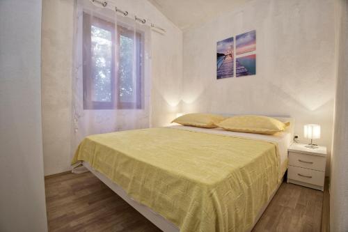 内乌姆Villa Nada的白色的卧室设有床和窗户
