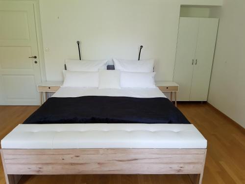 卢布尔雅那SIPPO Apartments的白色橱柜内的一张大白色床