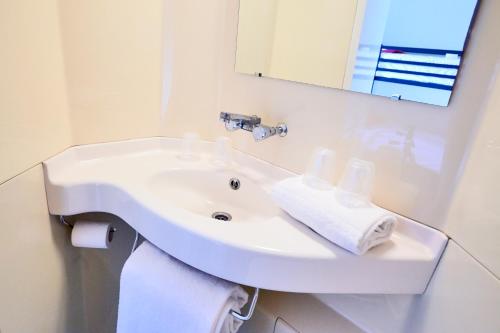 维哲斯特维尔瑞斯尊贵卡拉斯酒店的浴室设有白色水槽和镜子