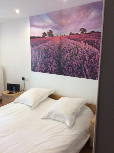 克诺克－海斯特Hotel De Backer的卧室装饰有紫色花卉图案