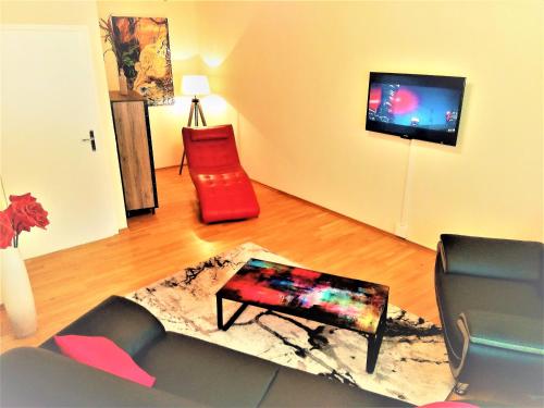 霍夫Apartment Hof-Bayern的带沙发和红色椅子的客厅