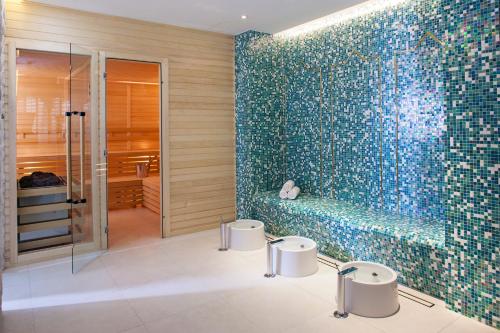 马贝拉Hapimag Resort Marbella的一间带两个卫生间和淋浴的浴室
