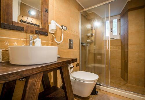 阿查拉维Castelli Olive Press的浴室配有卫生间、盥洗盆和淋浴。