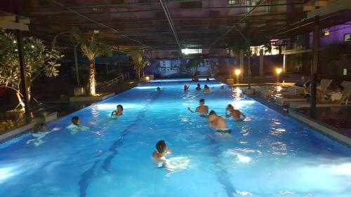 宿务Khalil's Horizons 101 Studio Type Condominium的一群人在游泳池游泳