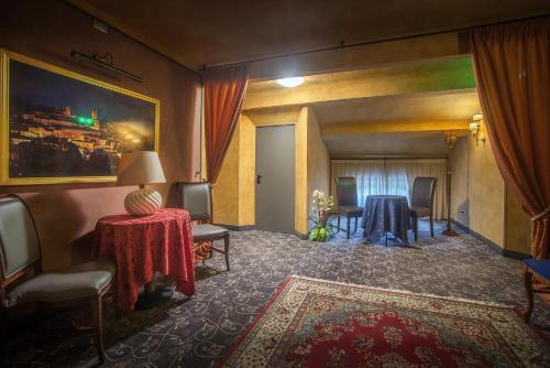 萨尔纳诺泰梅酒店的一间酒店客房,房间内设有桌椅