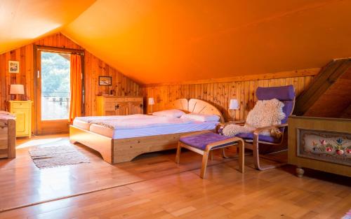 绍萨尔地区基策克Kitzecker-Weingartenhaus的一间卧室配有一张床、一把椅子和一个壁炉