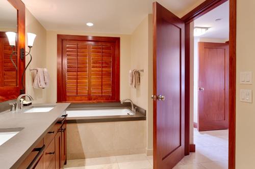 Fifth Floor UPGRADED Villa with Sunset View - Beach Tower at Ko Olina Beach Villas Resort的一间浴室