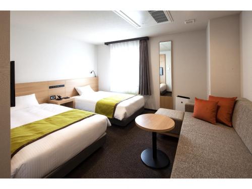 旭川旭川站前Y's酒店的酒店客房,设有两张床和一张沙发