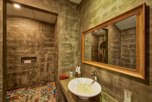 暹粒玛尼村套房酒店的一间带水槽和镜子的浴室