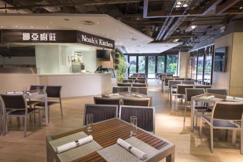 香港挪亚方舟度假酒店的一间带桌椅和柜台的餐厅