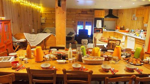 法韦热Yourtes Olachat proche Annecy的厨房配有带食物的大木桌