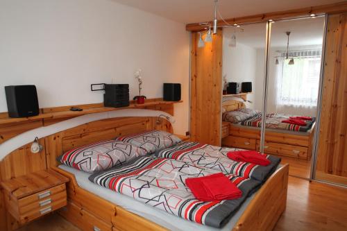 Dolní BousovDům v Českém ráji的一间卧室配有一张带红色枕头的大型木制床。