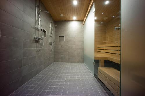 罗瓦涅米Capsule Hotel Ibedcity的浴室设有步入式淋浴和紫色瓷砖