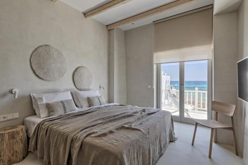 纳乌萨Giacomo Home by Rocks Estates的一间卧室设有一张大床和一个大窗户