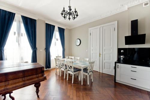 托伦Wilhelmstadt Apartment 90m - PARKING的一间带桌子和钢琴的用餐室