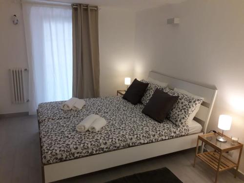 塔兰托Brau&Frau的一间卧室配有一张带两个白色枕头的大床