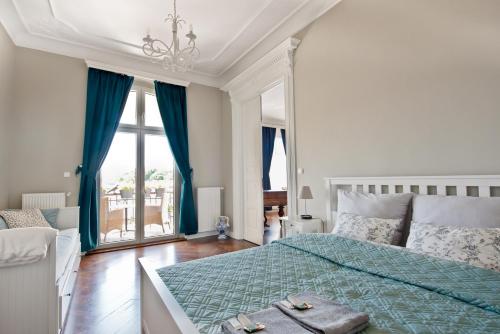 托伦Wilhelmstadt Apartment 90m - PARKING的一间卧室配有一张带绿色棉被的床和窗户。
