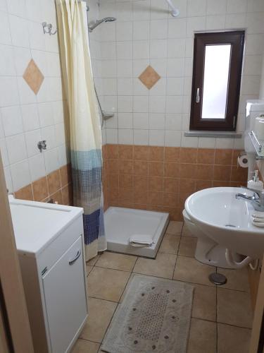 Cerasocasa nostra的一间带水槽、卫生间和淋浴的浴室