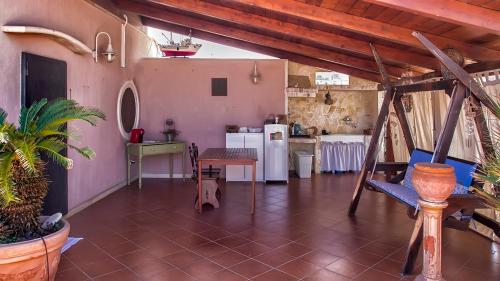 莫尔费塔L'Altana的一间带桌子的客厅和一间厨房